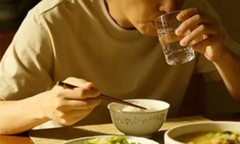 Lời khuyên cho tất cả những ai có thói quen vừa ăn vừa uống