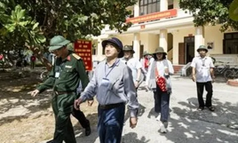 Ra Trường Sa, Thứ trưởng Bộ Y tế bất ngờ khi thấy điều này trên hầu hết các đảo