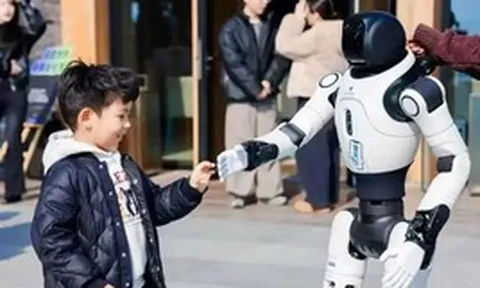 Chỉ một cú ngã “vô tình”, lần đầu tiên robot Trung Quốc được công ty bảo hiểm chi trả lên tới 23 triệu đồng!