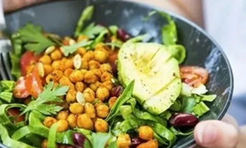 Nghiên cứu mới gây chú ý: Chỉ cần ăn đúng kiểu này, nam giới có thể sống thêm 3 năm, nữ giới thêm 2,3 năm