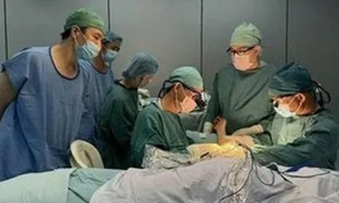 Cấp cứu người đàn ông bị tai nạn giao thông rớt tinh hoàn