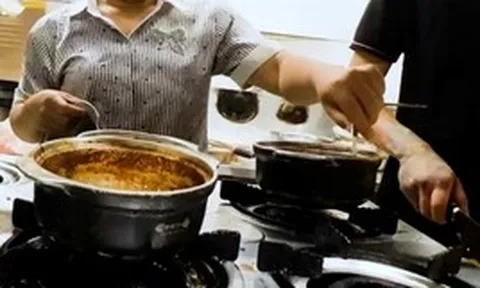 Hệ thống Cơm thố Bách Khoa bị tố kém vệ sinh, chủ cửa hàng dùng chìa khóa xe máy "gẩy" dị vật rơi vào thố sốt