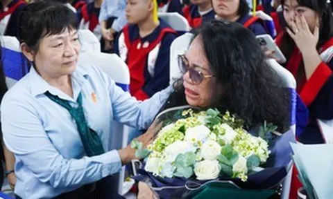 Lên nhận bằng thay trong lễ tốt nghiệp, phụ huynh bật khóc vì quá nhớ con