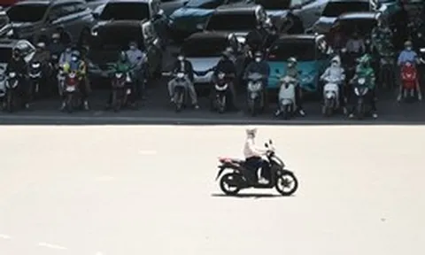 Toàn cảnh Hà Nội trong ngày nắng nóng đỉnh điểm 40 độ C: Thành phố hầm hập như “chảo rang”, dân công sở và tài xế đều "né" ra đường giữa trưa