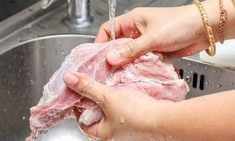Khuyên thật: Đừng rửa thịt sống trực tiếp dưới vòi nước nữa!