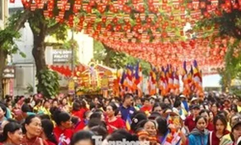 Đông nghịt người đổ về chùa Quán Sứ