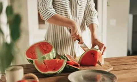 Dưa hấu ngọt hơn hẳn khi được rắc thứ này lên - không phải đường