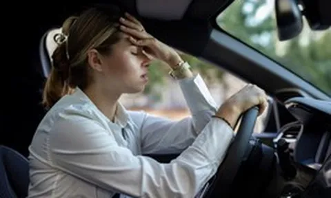 Cảnh báo 1 thứ không nên đeo khi lái xe sau khi 1 người phụ nữ suýt chết