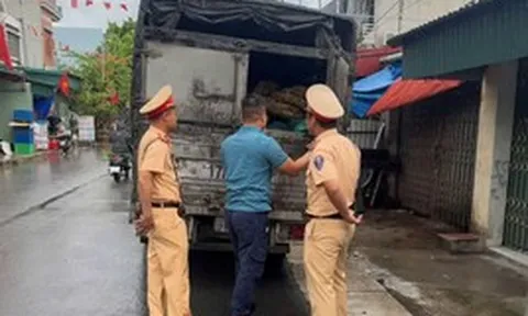 CSGT phát hiện hơn 2 tấn tóp mỡ bốc mùi trên đường vận chuyển ra Hà Nội
