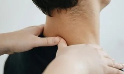 Đi tẩm quất chữa đau vai gáy, chàng trai 27 tuổi suýt liệt nửa người sau tiếng “rắc”