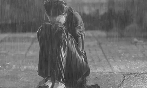Lý do gì khiến "nhất phẩm làng mẫu" Thanh Hằng phải ngồi bệt vỉa hè, khóc nghẹn dưới mưa tầm tã
