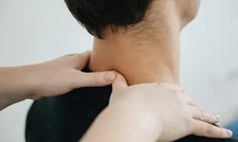 Chàng trai 27 tuổi suýt liệt nửa người khi đi tẩm quất chữa đau vai gáy