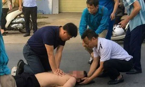 Phó giám đốc bệnh viện và đồng nghiệp ép tim cứu người gặp nạn trên đường
