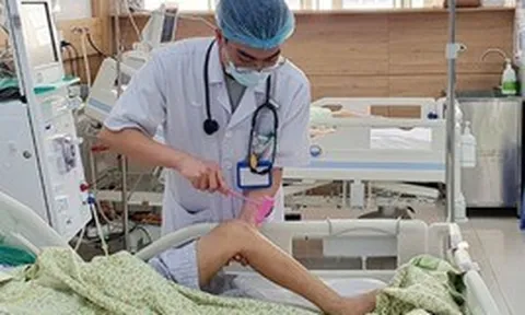 Bất lực vì mẹ bỏ thuốc ở bệnh viện, tin 'thần y mạng' hơn bác sĩ