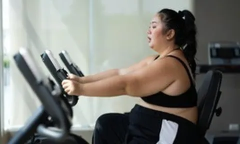 Nhịn ăn liên tục 6 ngày, giảm liền 7,5kg, cô gái 25 tuổi tự thưởng 1 xô gà rán, 2 gói mỳ cay rồi phải nhập viện gấp