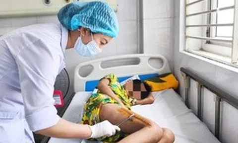Tưởng đau cơ do vận động, bé trai rơi vào sốc nhiễm khuẩn do tụ cầu vàng