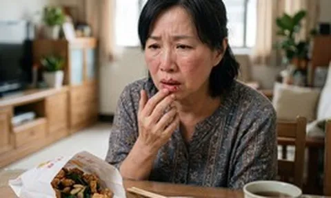 Người phụ nữ 54 tuổi thức dậy với đôi môi sưng phồng sau bữa ăn khuya: Bác sĩ nói nhiều người Việt đang làm điều tương tự