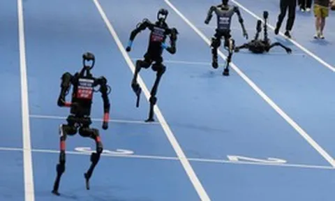 Vì sao Trung Quốc cứ cho robot hình người nhào lộn, múa côn, chạy marathon dù suốt ngày ngã chổng vó?