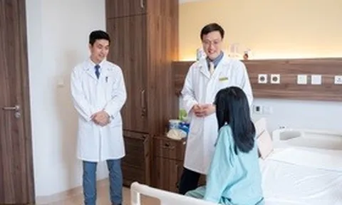 Bé gái có xương cột sống cong 110 độ lấy lại tự tin sau ca phẫu thuật 7 giờ tại Vinmec Smart City