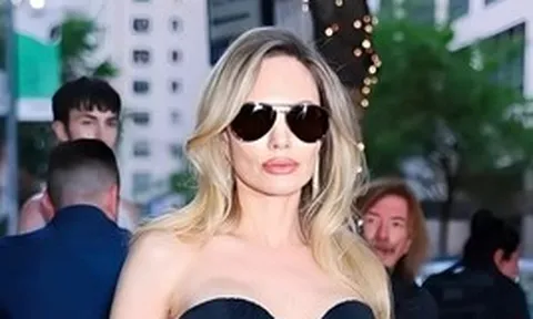 Angelina Jolie giữa lúc 5 người con bỏ họ Brad Pitt