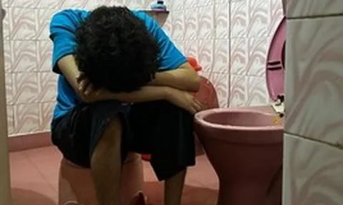 3 bất thường khi đi vệ sinh là tín hiệu CẢNH BÁO gan đã xác xơ, ngày nào cũng "gồng mình" vì bệnh tật