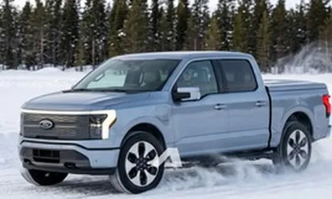Bán tải điện Ford cỡ Ranger lần đầu chạy thử trên đường: Đầu xe siêu ngắn, trang bị nhiều công nghệ an toàn, chốt ra mắt năm sau