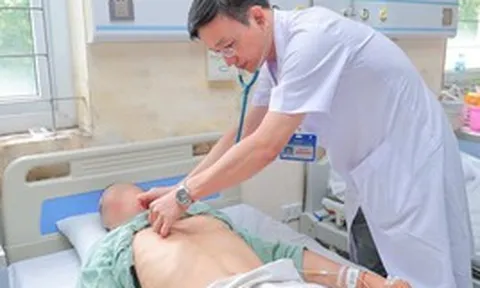 Nam thanh niên nhập viện sau nhiều giờ làm việc dưới nắng nóng