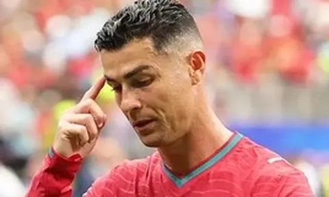 Ronaldo bị chế giễu khắp mạng xã hội