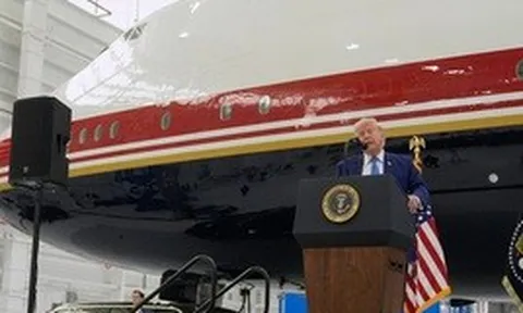 Tổng thống Donald Trump ra mắt chiếc Air Force One mới