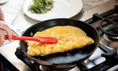 Bác sĩ ung thư cảnh báo người dùng chảo chống dính
