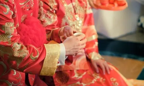 Cô dâu chú rể cưới nhau chỉ sau 5 phút hẹn hò
