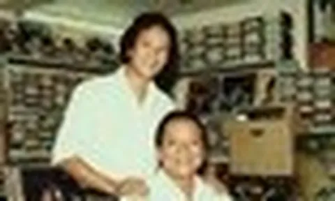 Bố ruột danh ca Hương Lan vào cửa hàng tuyên bố: "Lấy hết đĩa của Hữu Phước cho tôi"