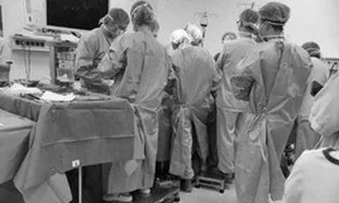 Gần 50 y bác sĩ nghẹn ngào nhìn chàng trai 25 tuổi ra đi sau cuộc vui xem bóng đá