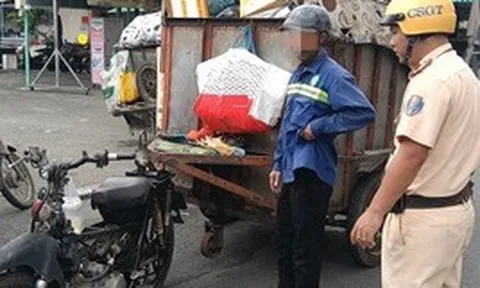 Nhiều xe máy kéo theo thùng chở rác bị CSGT TPHCM xử lý