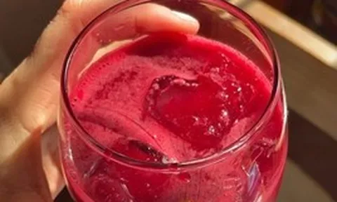 Cô gái ngoài 20 tuổi rất gầy nhưng gan "ngập mỡ", bác sĩ tiết lộ: Nước này uống ít thì tốt, uống nhiều phá gan!