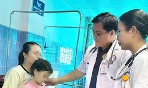 Cứu sống bé gái 'khoái' ăn tóc, cát, vữa tường