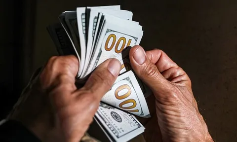 Đang hết tiền, người đàn ông bỗng có 42 tỷ sau một thao tác "lạ đời"