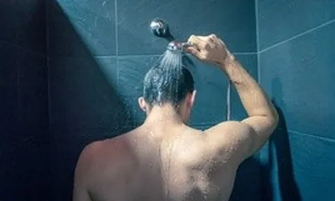 Lời khuyên cho những người có thói quen tắm lâu