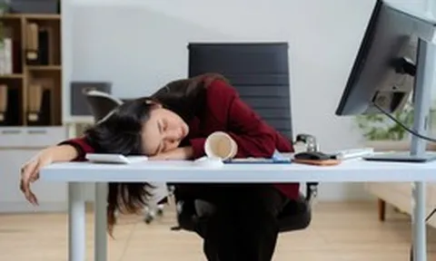 Ăn xong chỉ muốn ngủ gục? Bác sĩ giải mã hiện tượng "say tinh bột" đang gây sốt mạng xã hội, 3 nhóm thực phẩm dễ khiến bạn mệt lả sau bữa ăn