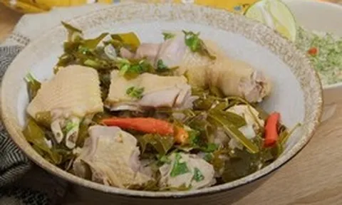 Đi chợ thấy nắm lá dại này nhớ mua ngay: Đem vò nát nấu với thịt gà, vị chua thanh cuốn miệng, ăn đến đâu sảng khoái đến đấy
