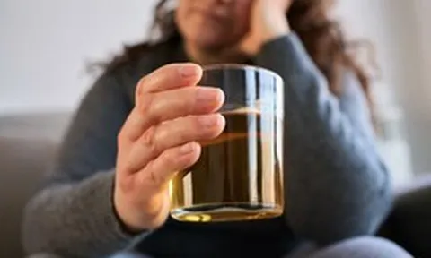 Bác sĩ phẫu thuật cảnh báo về 1 “chất lỏng tử thần”, khẳng định "tuyệt đối không nên uống"