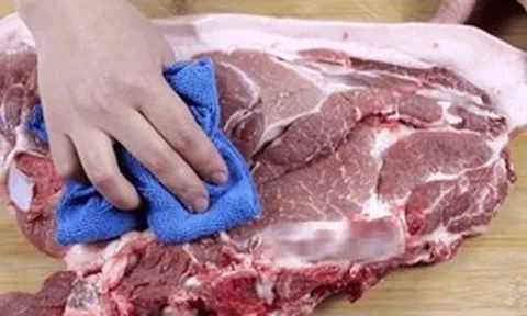 Vì sao người bán thường dùng giẻ lau phủ lên thịt lợn?