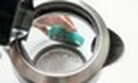 Ấm siêu tốc bẩn đến mấy cũng sạch bong nhờ 2 nguyên liệu rẻ tiền ai cũng có