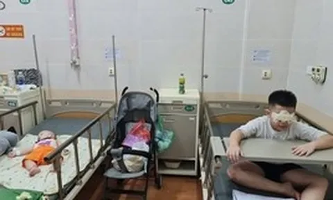 Bức ảnh 2 anh em cùng nằm viện và "những ngày suy sụp đến mức không cả dám gục xuống", khiến nhiều mẹ có con nhỏ đồng cảm