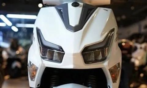 Đổ đầy bình chạy 400km, cốp rộng thênh thang, SYM ECHS 125 phả hơi nóng lên Yamaha FreeGo