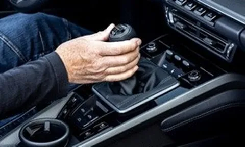 Lái xe số sàn có thể kích thích não bộ, giúp làm chậm lão hóa