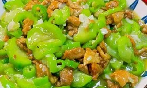 Cặp vợ chồng ngộ độc nguy kịch sau bữa tối, bác sĩ thở dài: Mướp, bầu, bí có 1 dấu hiệu ăn vào ngang "thuốc độc"