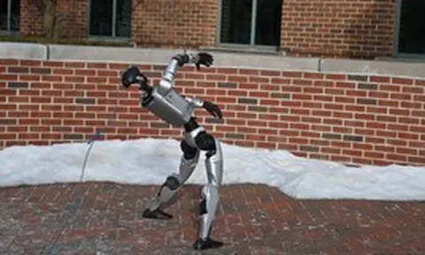 Cú lừa phía sau những pha ngã "chổng vó" của robot Trung Quốc