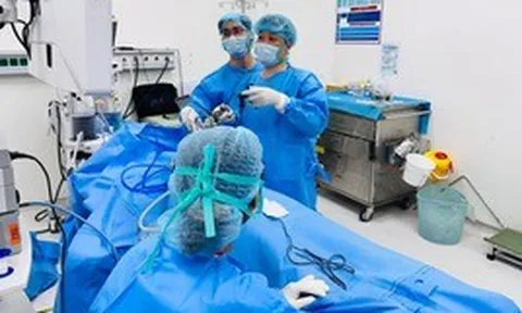 Uống nước lá cây để tan sỏi thận, nam thanh niên 'nuôi' khối sỏi san hô khổng lồ