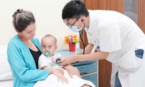 Cứu bệnh nhi 9 tháng tuổi người Kazakhstan nuốt phải kim băng đang bung mở